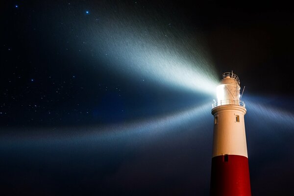 Luce luminosa del faro nel cielo notturno