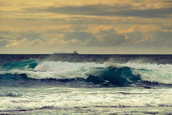 Waves in the ocean. Beautiful zkat