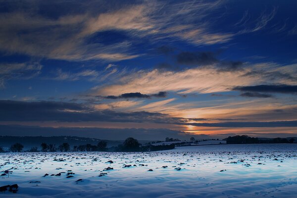 Tramonto nella vasta steppa invernale