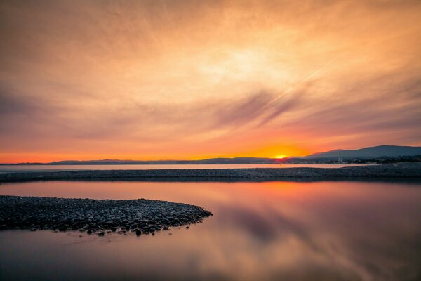 Calma de la mañana en la bahía durante el amanecer