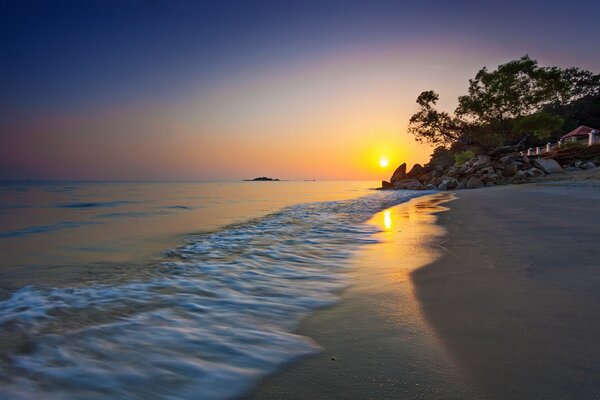 Coucher de soleil doré sur la côte du Détroit de Malacca