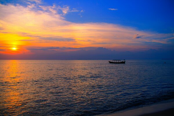 Bateau d huile sur la plage de la mer