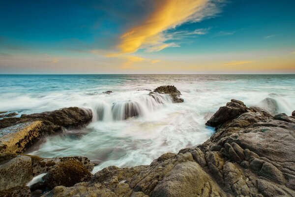 El mar agitado golpea las piedras