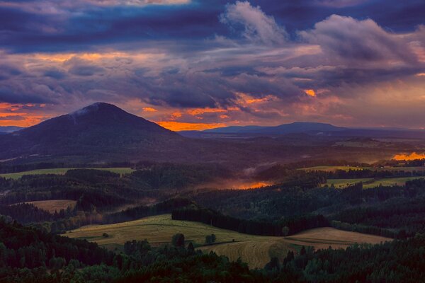 Vallée merveilleuse au coucher du soleil