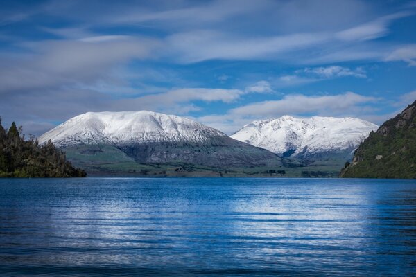 Le ciel irréel se reflète dans le lac