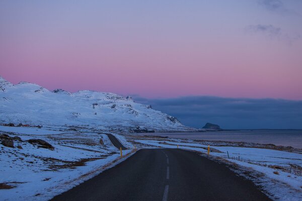 Route en Islande sur fond de beau ciel