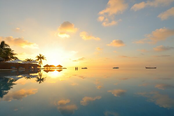 Coucher de soleil aux Maldives avec la ligne d horizon