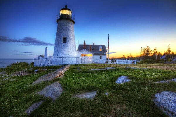 Le phare s allume au coucher du soleil