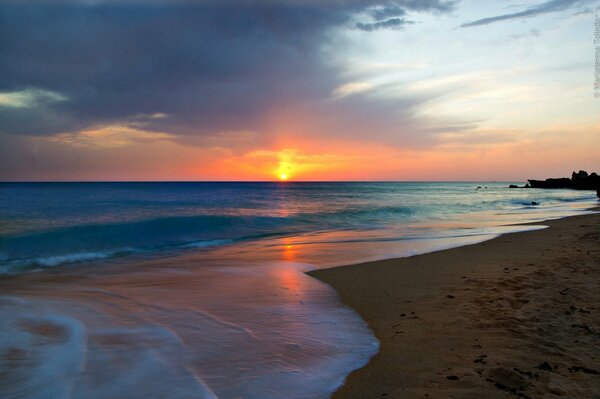 Sonnenaufgang am Meer Strand und Sonne