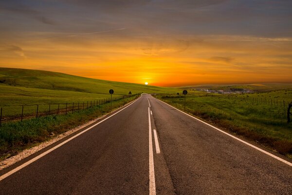 Route goudronnée au coucher du soleil