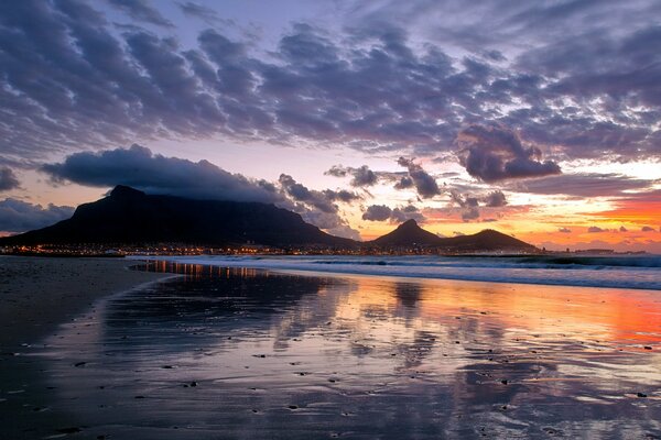 Reflet du coucher de soleil dans la mer