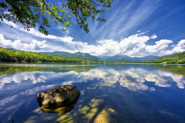 Blick auf den See im italienischen Aviglian