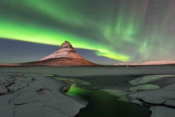 Die Nacht des Nordlichts im Bruchteil des Berges