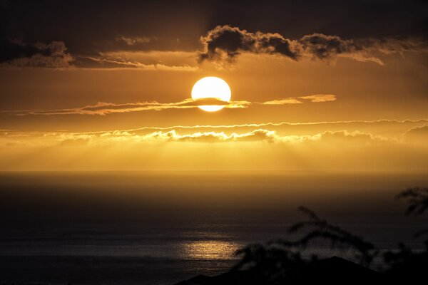 Hermosa puesta de sol en Hawaii enorme sol