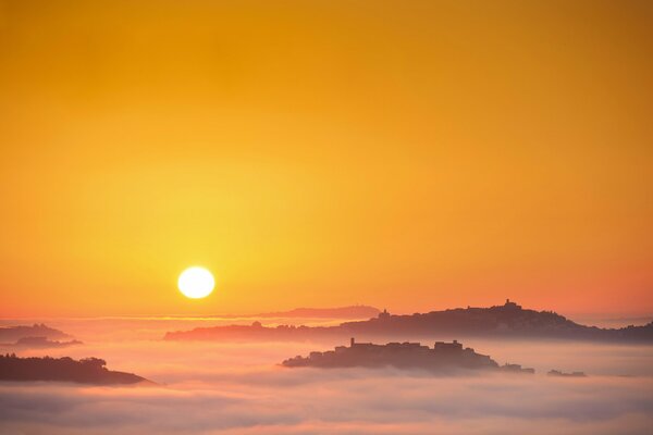 Italienische Sonne im Morgennebel