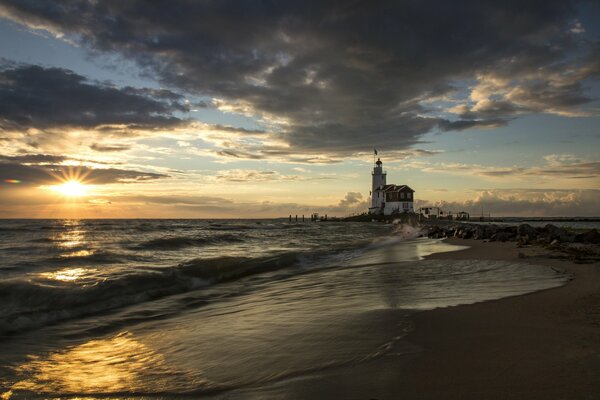 Plaża morska, Brzeg morza na tle zachmurzonego nieba