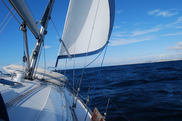 Yacht de mer en navigation