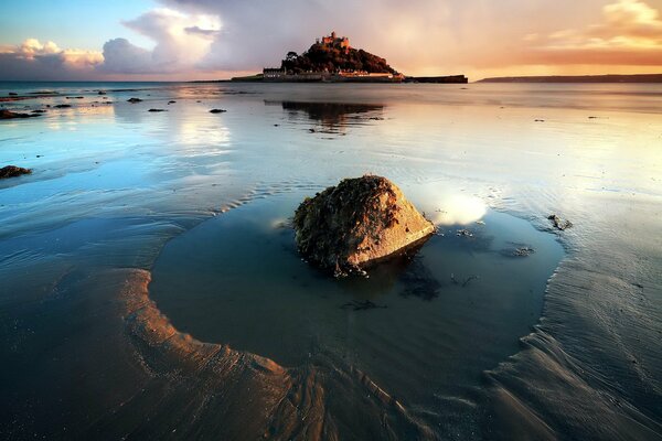 Contrasting view of the island in the sea