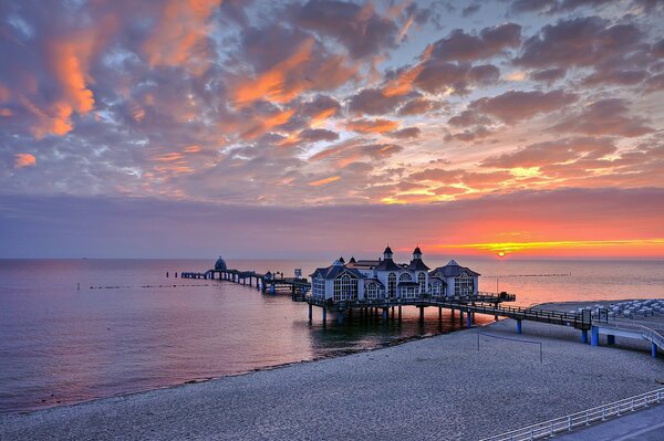 Muelle con cabañas en el fondo de la puesta de sol