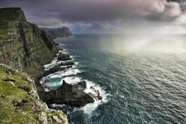 Falaises sur la côte des îles Féroé