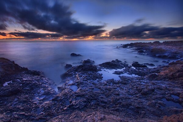 Mar azul al amanecer