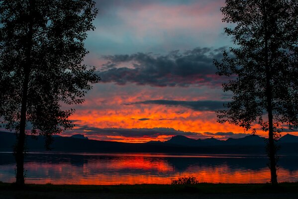 Feuriger Sonnenuntergang am See