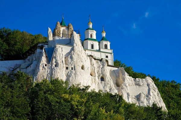 Monastère solitaire au sommet d une montagne