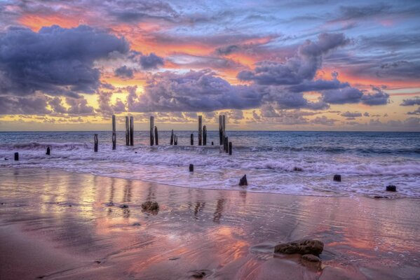 Mar al amanecer en las nubes