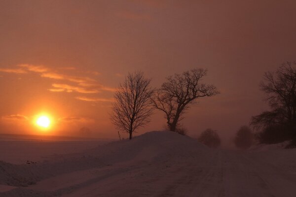 Las heladas y el sol del camino cubierto de nieve