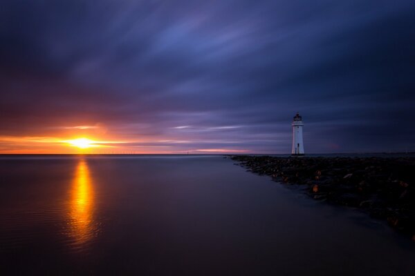 Cielo nocturno y faro