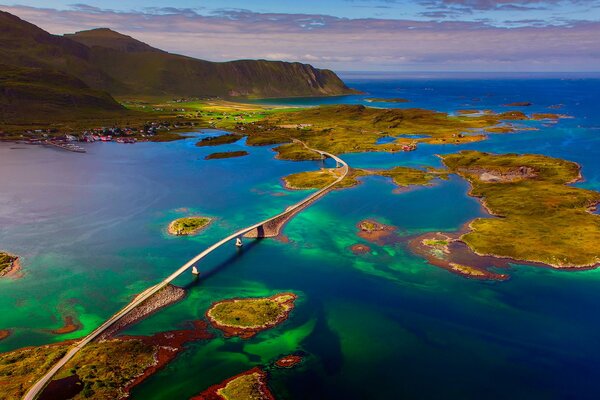 Brücke über Wasser und Berge