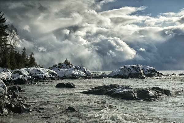 Landschaft mit Himmel und See