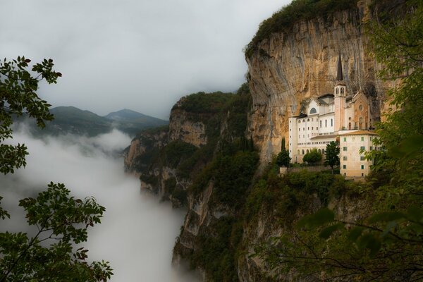 Château de la montagne. Un épais brouillard s étend au fond de la montagne