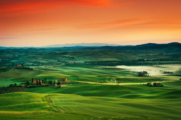 Beau coucher de soleil avec vue sur les champs d Italie