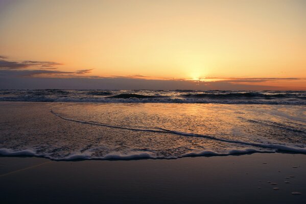 Mer calme au coucher du soleil