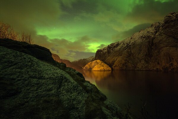 Norwegische Insel mit Nordlicht