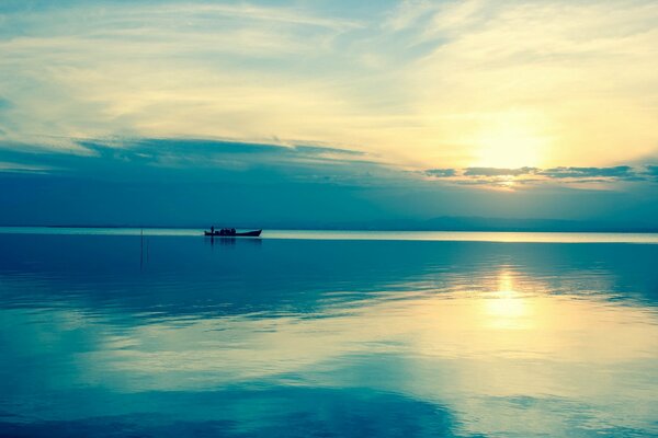 El cielo es de color azul. Barco barca en el mar