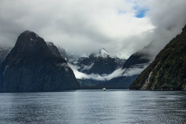 Die bewölkte Landschaft der Südinsel in Neuseeland