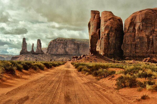 Drogą z ziemi wzdłuż Monument Valley