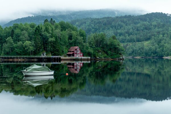 Paisaje con lago forestal y barco