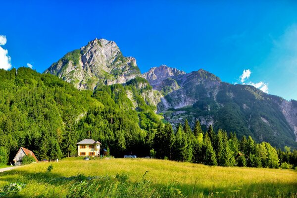 Hütten in den Bergen. Die Natur Italiens