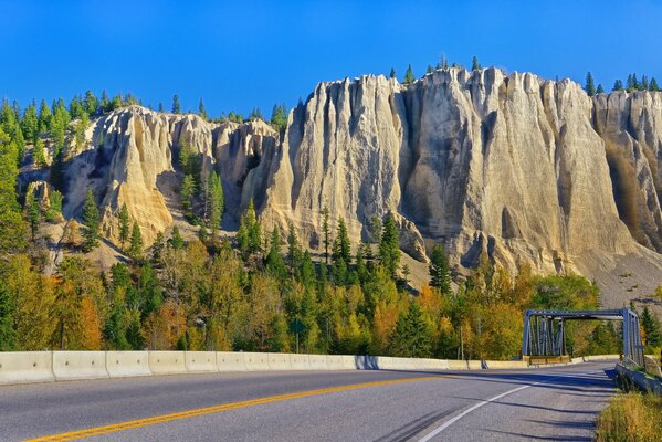 Strada con vista sulle scogliere in Canada