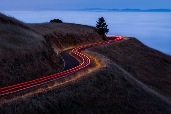 Colline luce nebbia nuvole