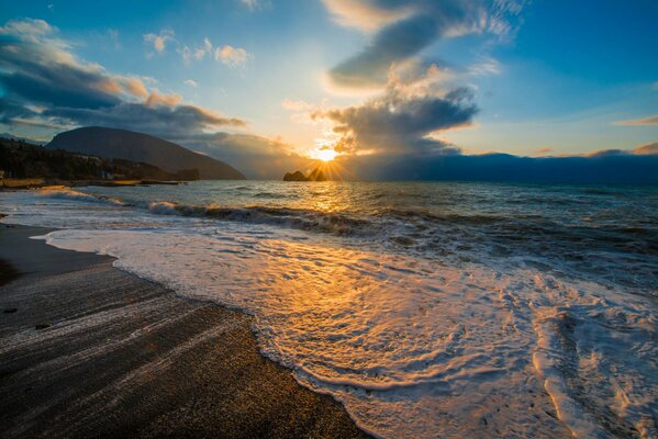 Crimea. Surf en el mar al atardecer