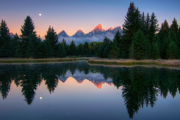 Reflejo del amanecer en el río. UU.