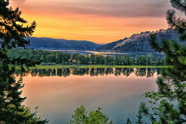 Beau paysage près de la rivière