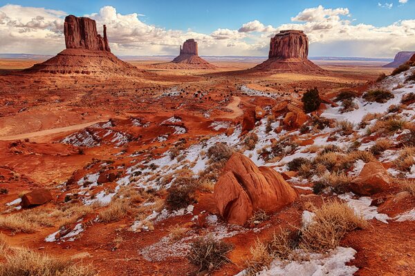 Arizona, monument Valley. Neige dans le désert sur les rochers