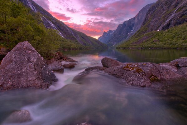 Lago straordinario in Norvegia. Montagne che chiudono il tramonto