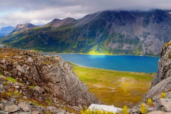 Norwegen mit Berggipfel und Meer