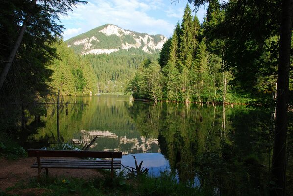 Bank am See mit Blick auf die Berge